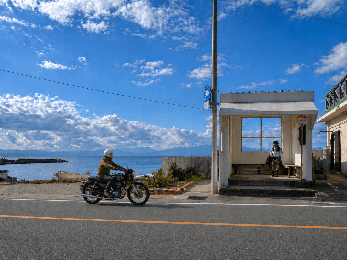 三浦半島の海岸線を走るバイク